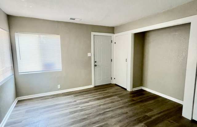 Remodeled Studio HOUSE with Fence and Garage Gallery 4