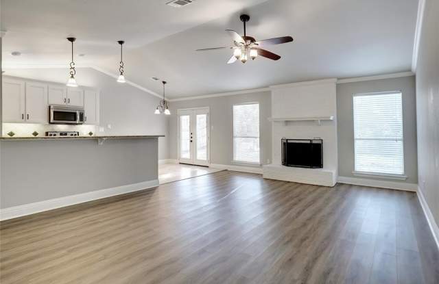 110 Wildbriar Street Gallery 3