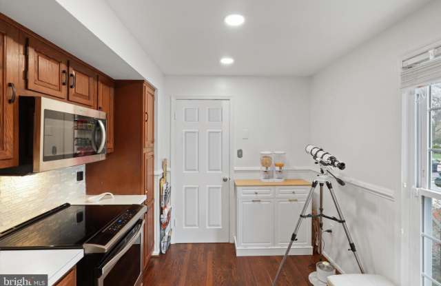 7010 LEESTONE Street Gallery 3