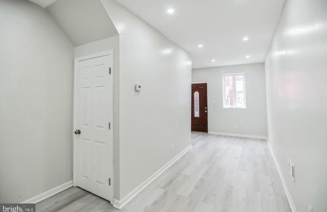 2864 N LEITHGOW Street Gallery 3
