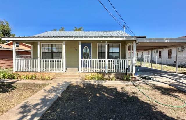 NOW AVAILABLE | Cozy 2 Bedroom Home Walking Distance to Fort Concho! Gallery 4