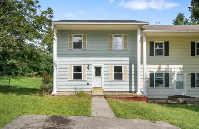 3 bed/ 2 1/2 bath pet friendly fenced yard photos photos