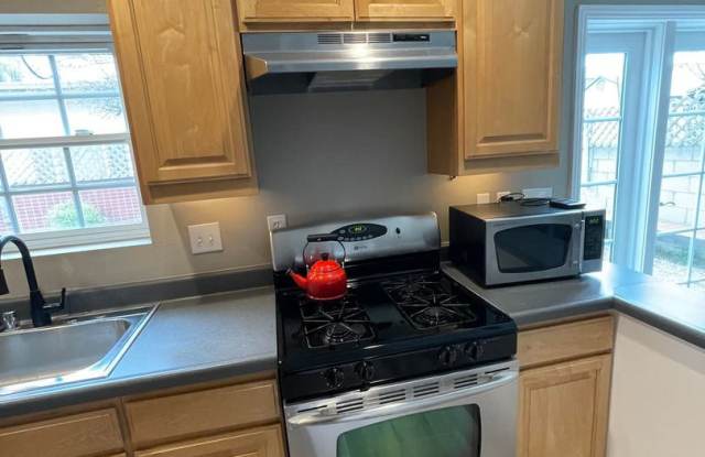 Beautiful  2 br/2Bth Back-end home with large backyard Gallery 4