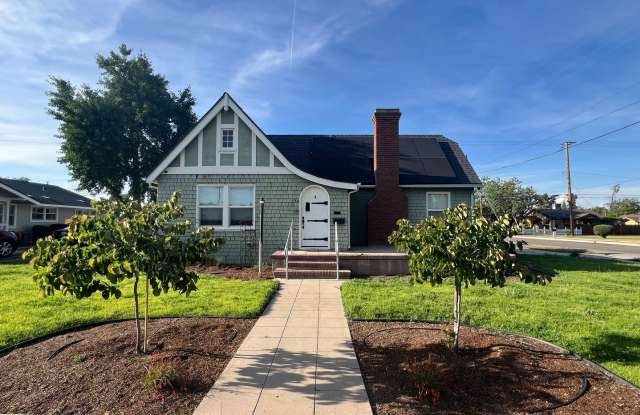 *** JUST REDUCED & MOVE- IN SPECIAL *** 3 Bedroom, 2 Bathroom charming Craftsman Style Home nestled in the heart of Tulare, CA photos photos