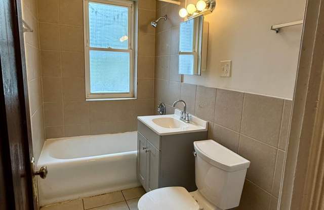 Large 3 bedroom in Greater Grand Crossing Gallery 4