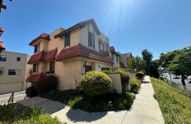 Spacious 3-Bedroom Townhome with Community Amenities in Canyon Country! photos photos