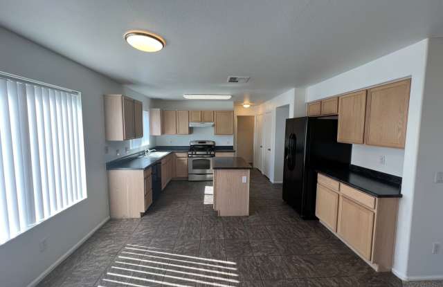 Spacious 4 Bed/3 Bath w/Loft in Great Glendale Location photos photos