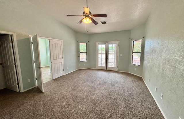 3 bedroom home with solar in highly desirable location Gallery 4