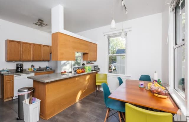 2135 W Barry ave - 2135 West Barry Avenue, Chicago, IL 60618