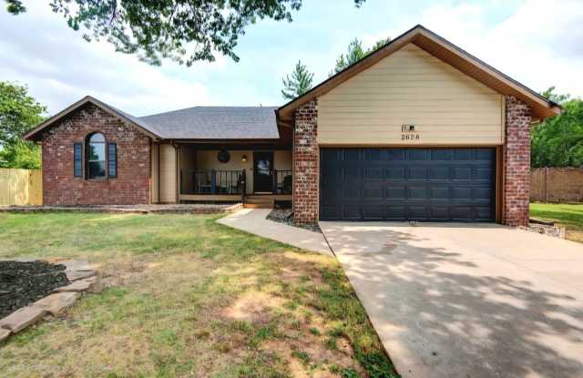 4 bedrooms / 2 bathrooms / Privacy Fence /  PETS Welcome / WILLARD SCHOOLS / SUNROOM! photos photos