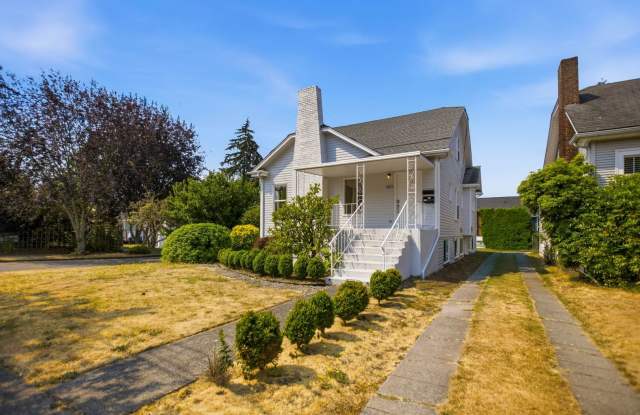 Steps from Green Lake ,6 bed 3 bath home with 2 kitchens and 2 laundry rooms. Gallery 4