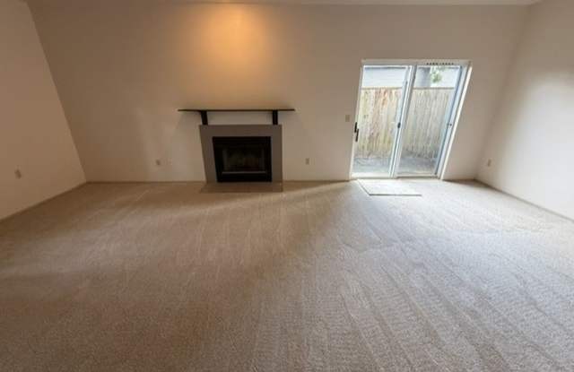 2 BEDROOM KIRKLAND TOWNHOME | 1/2 OFF 1ST MONTHS RENT Gallery 3