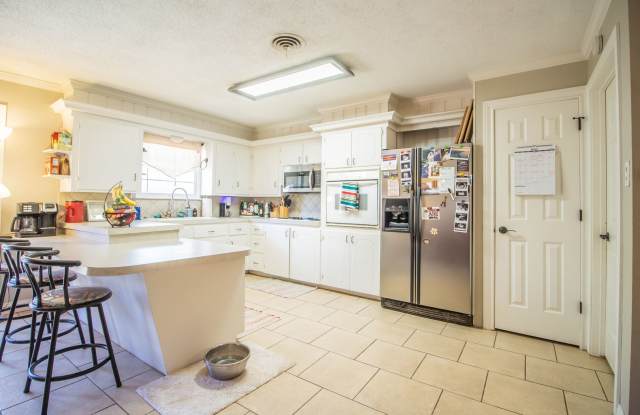 Great 3 bedroom 2 bathroom house in fantastic Location! photos photos