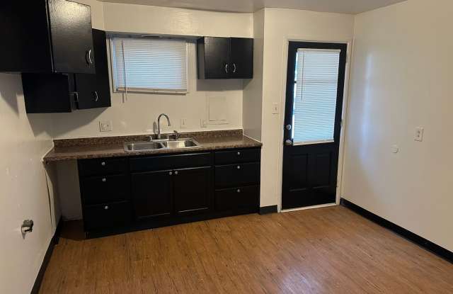 East Midlothian Duplexes - 2333 East Midlothian Boulevard, Struthers, OH 44471