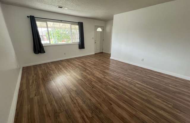Charming 3 bedroom 2 bath home in Red Bluff Gallery 4