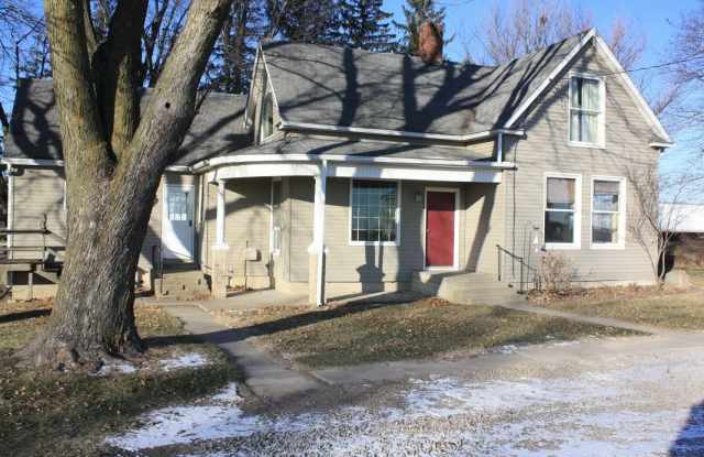 Acreage Nestled In City Of Pella photos photos