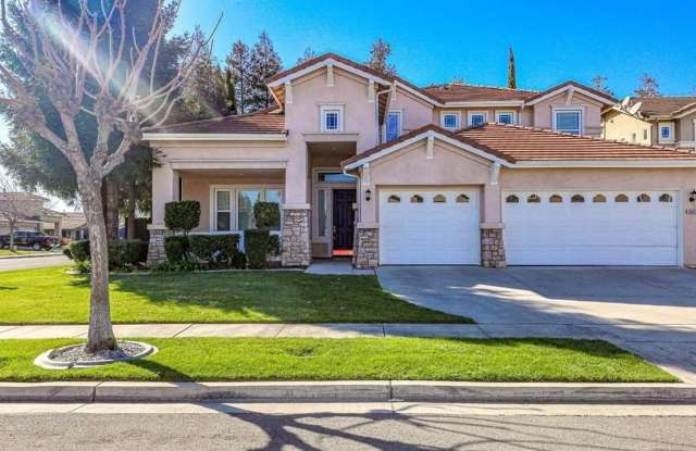 Stunning North Turlock home on a corner lot Gallery 1