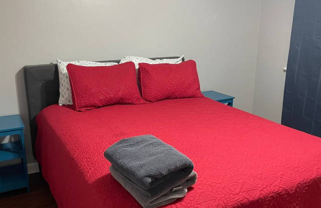 Cozy 1 bedroom townhome Gallery 4