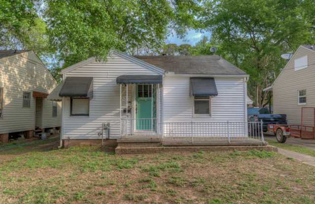 240 E Fairview - 2 bed 1 bath home - Housing Vouchers Accepted! - 240 East Fairview Street, Shreveport, LA 71104