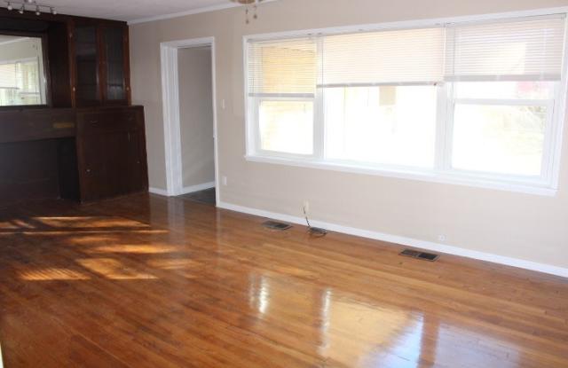 Nice three bedroom close to Hospital and Cameron Gallery 3