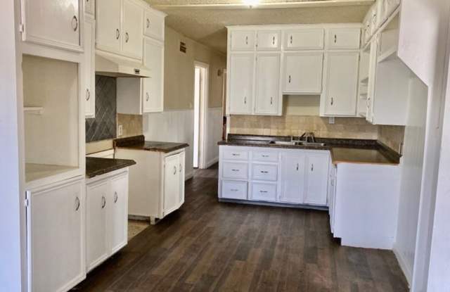 Handyman Special $0 First Month's Rent / “You fix, you SAVE BIG!!” Contact Mayshell for details: 806 704-3055 ext 2 Gallery 4