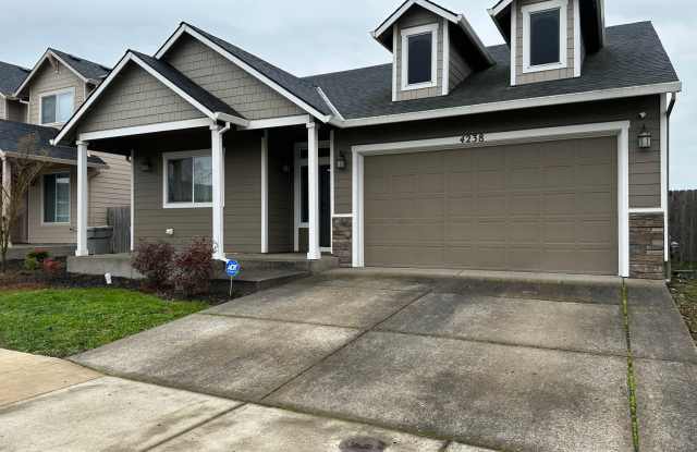 Very Nice 3 Bed 2 Bath Home With Vinyl Plank Flooring in NE Albany - 4238 Northeast Sagecrest Street, Albany, OR 97322