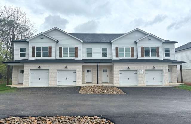 2 Bed/2.5 Bath Townhome with Garage (Trash Included) Gallery 3