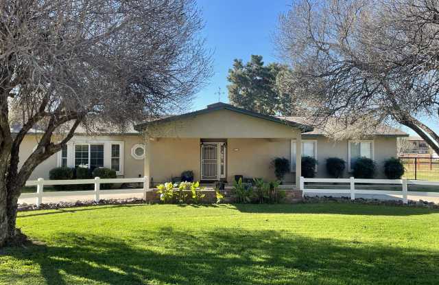 1201 East Catclaw Street photos photos