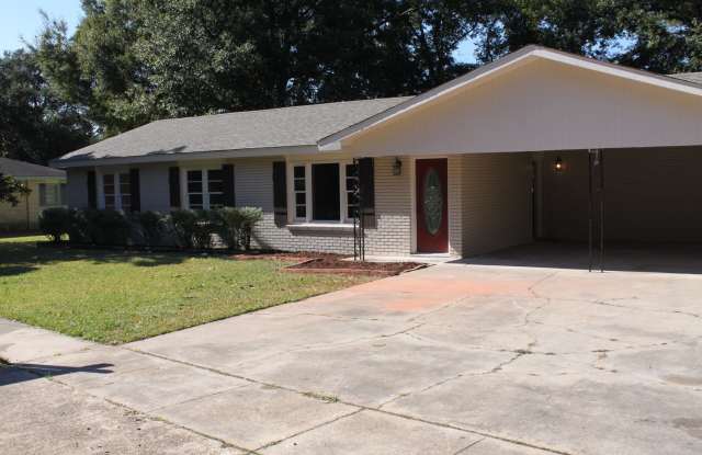 Lovely 3 Bedroom Home with Large Fenced in Yard! photos photos