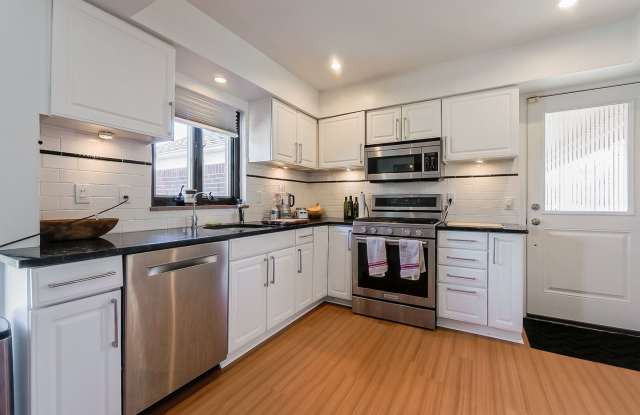 Welcome to this beautiful Fully furnished 3-bedroom, 3-bathroom home located in the desirable Grosse Pointe Park, MI. Gallery 4