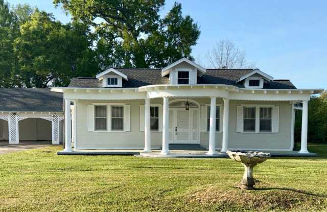 Historical, Spacious 3 Bedroom, 2 Bath Home Available Now! photos photos