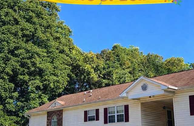 Three bedroom, 2 bath condo in High Point- Spring Move-In Special – Limited Time! - 1806 Woods Lane, High Point, NC 27265