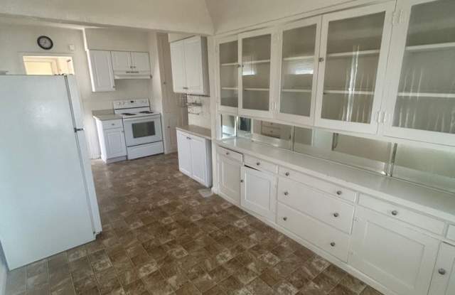 Charming 3 bedroom cottage with lawn service in North Hanford Gallery 4