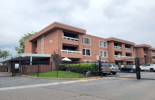 2 bed/ 1 bath with a BIG Backyard in Escondido!! AVAILABLE NOW!! - 1010 East Washington Avenue, Escondido, CA 92046