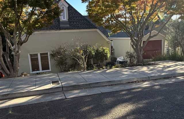 Great 2 Bedroom Rental Home in Crocker Highland District - 1035 Underhills Road, Oakland, CA 94610