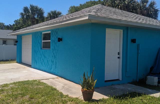 2328 South Daytona Avenue - 2 photos photos