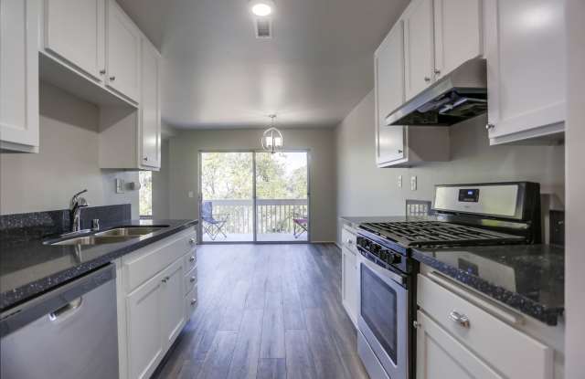 Price Reduced! 2 Bedroom Oceanside Condo, with Private Yard and One-Car Garage - 4262 Mesa Vista Way, Oceanside, CA 92057