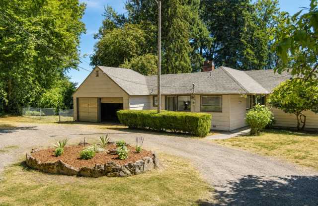 COLUMBIA RIVER Waterfront Home with Access on 1.5 Acres Gallery 3