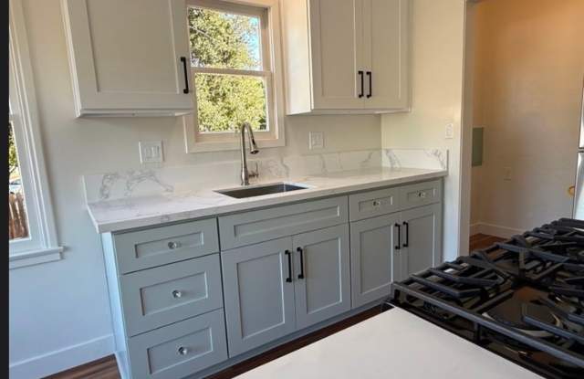 2 bedroom 1 bath home with garage Gallery 4
