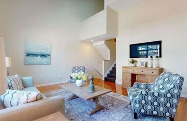 Allston Townhouse 5 Bed / 2.5 Bath – 3 Parking Spaces – 9/1 Gallery 1