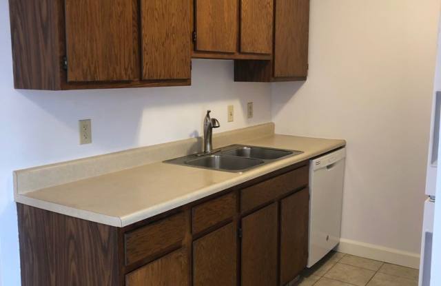 FREE RENT until October 1st! Updated 3 Bedroom Duplex Townhome Gallery 4