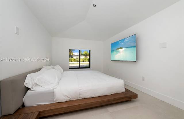 900 W 47th Ct Gallery 4