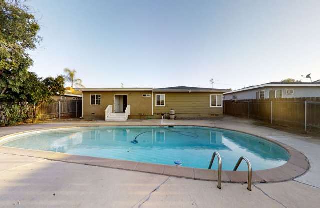 7BD/3BA, Great Backyard w/ POOL!!! Gallery 3