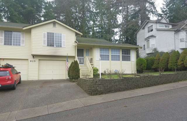 925 NE Winston Drive Gallery 2