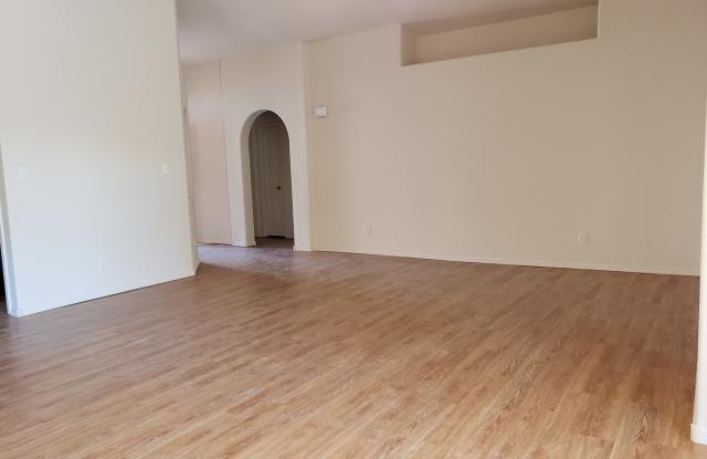 3 bed 2 bath home in Huning Ranch Gallery 3