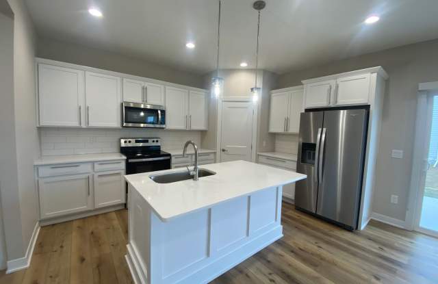 RENT SPECIAL!  Luxurious Home - Gorgeous Pond View! Gallery 3