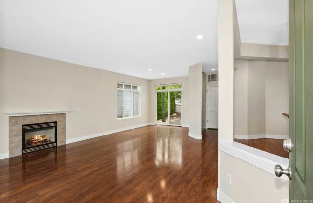 Beautiful 4-Bedroom Craftsman in Desirable Woodside Neighborhood Gallery 4