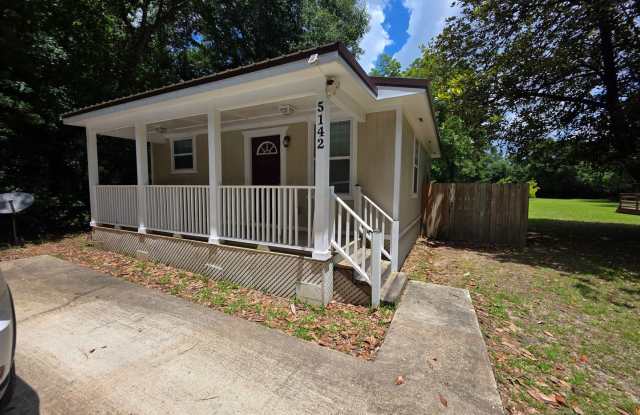 Charming 1BR/1BA cottage w/large back deck photos photos