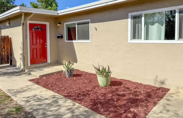 Beautifully updated 2 Bedroom Near Downtown with a new hardscape! photos photos