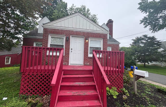 Pennington Rd, Ewing, NJ – 6BR / 2BA. Large single-family home near TCNJ with spacious driveway photos photos